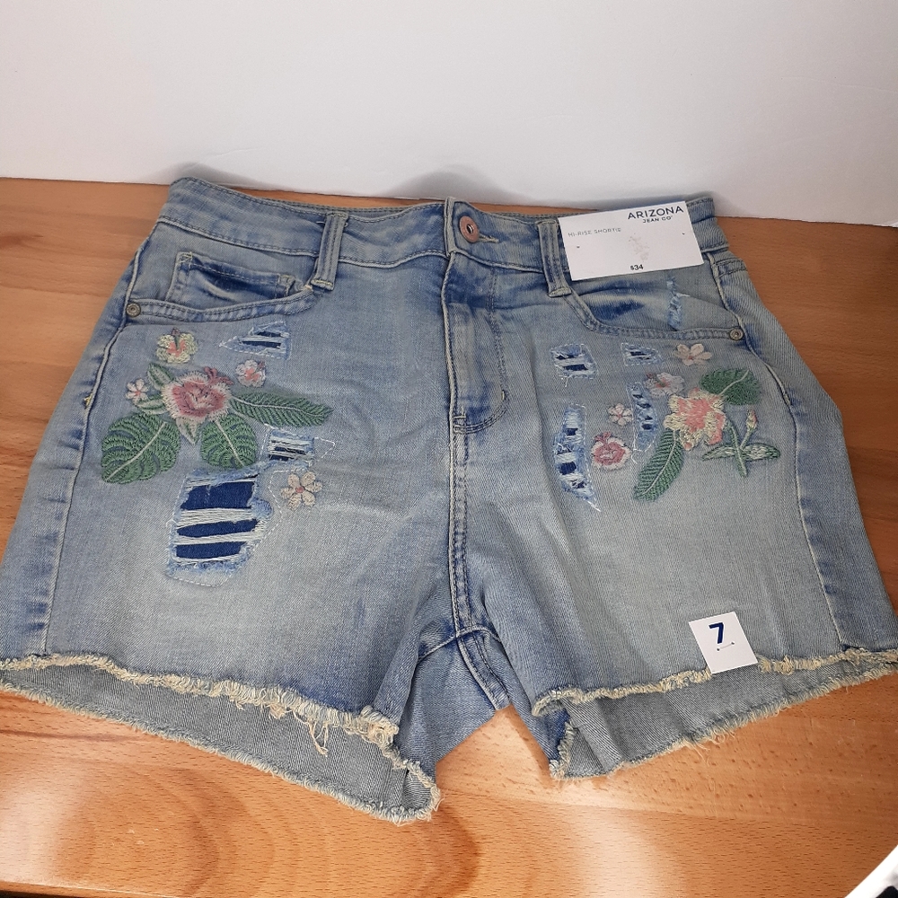 Arizona junior shorts size 7